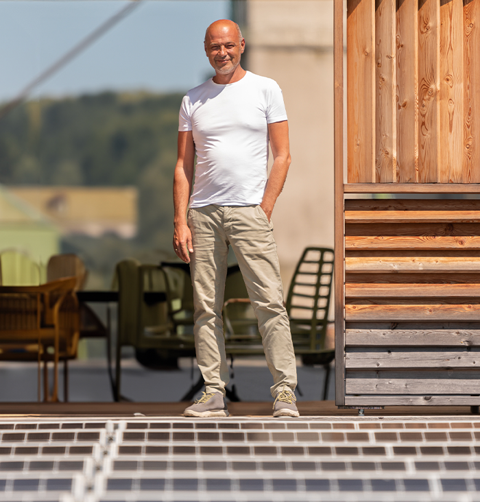 Nachhaltigstes Großunternehmen: Roland Fink vor Solaranlage